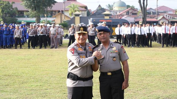 Kapolda Riau Irjen Pol Herry Heryawan memberikan penghargaan kepada 4 petugas Avsec Bandara Sutan Syarif Kasim II atas pencegahan narkoba, Rabu (15/10/2025).