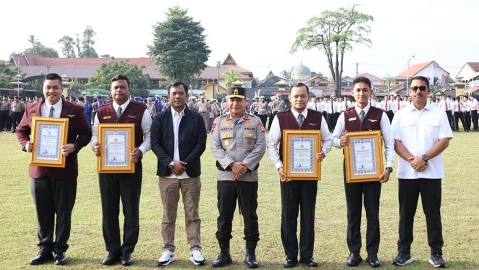 Kapolda Riau Irjen Pol Herry Heryawan memberikan penghargaan kepada 4 petugas Avsec Bandara Sutan Syarif Kasim II atas pencegahan narkoba, Rabu (15/10/2025).