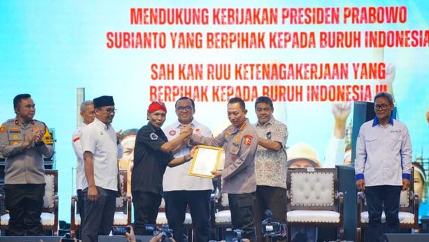 Kapolri Jenderal Listyo Sigit Prabowo menghadiri Apel Akbar Kebangsaan Buruh Indonesia di Bekasi, Jawa Barat