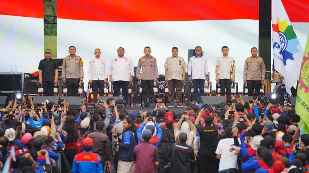 Kapolri Jenderal Listyo Sigit Prabowo menghadiri Apel Akbar Kebangsaan Buruh Indonesia di Bekasi, Jawa Barat.