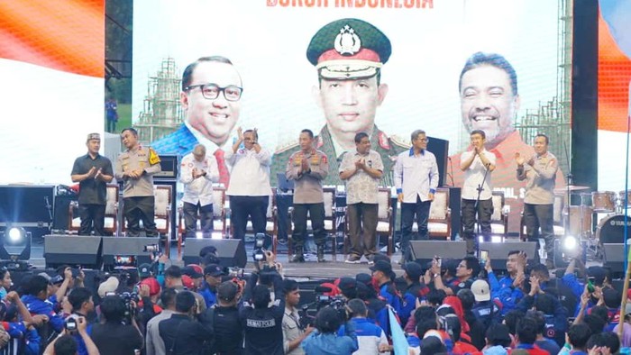 Kapolri Jenderal Listyo Sigit Prabowo menghadiri Apel Akbar Kebangsaan Buruh Indonesia di Bekasi, Jawa Barat.
