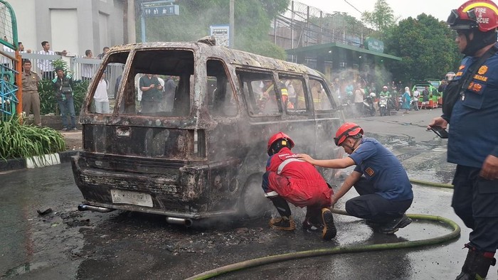 Kebakaran angkot di dekat halte Stasiun Bogor (Sholihin/detikcom)