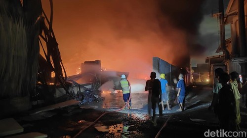 Kebakaran hebat melanda sebuah pabrik mil (bubuk putih campuran acian semen) yang berlokasi di Desa Cepaka, Kediri, Tabanan, Bali, Rabu malam (15/10/2025). (Agus Eka)