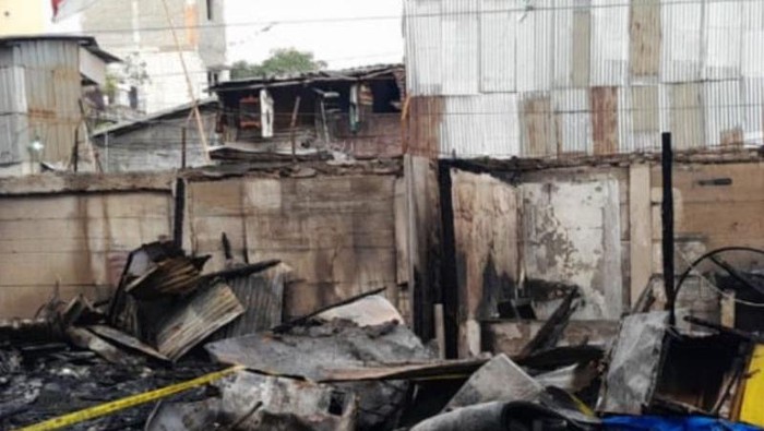 Kebakaran rumah di Pademangan, Jakut menewaskan 4 orang. Kebakaran dipicu warga yang membakar tembaga hingga kemudian api membesar dan membakar objek lainnya. (Antara/Satpol PP)