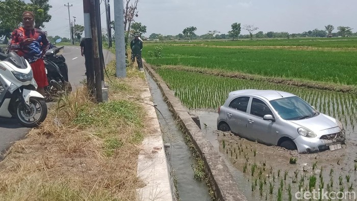 Penampakan Nissan March yang jatuh ke persawahan di Juwiring, Klaten, Rabu (15/10/2025).