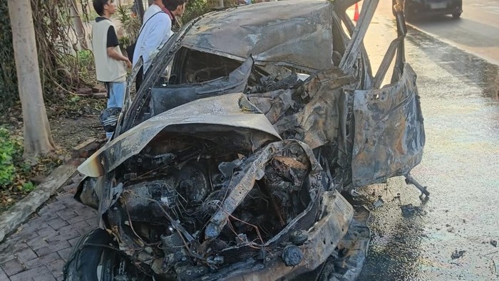 Kecelakaan mobil tabrak pohon dan terbakar di Surabaya.
