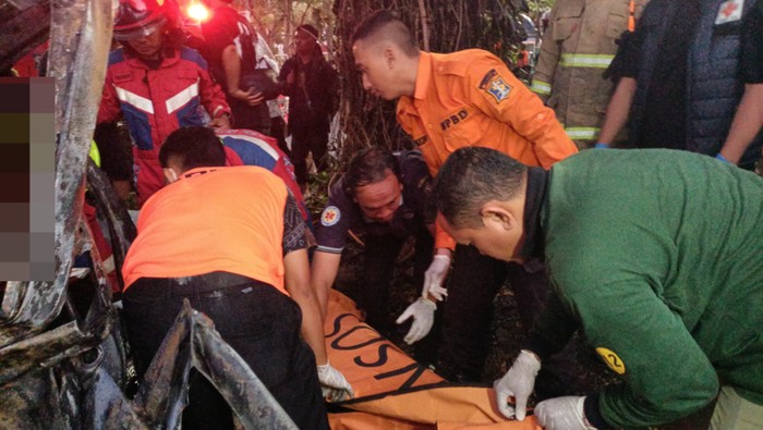 Kecelakaan mobil terbakar di Surabaya.