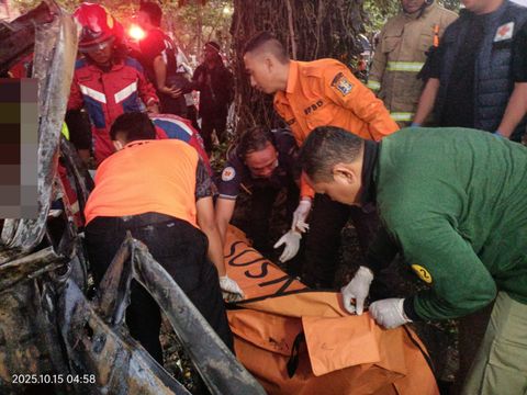 Kecelakaan mobil terbakar di Surabaya.