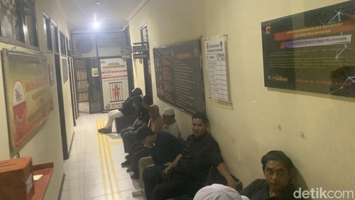 Keempat tersangka duduk di Ruang Tunggu Satreskrim Polres Lombok Barat didampingi kuasa hukum, Rabu (15/10/2025).