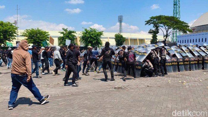 Kegiatan Simulasi Pengamanan Kota (Sispamkota) yang digelar oleh Polda Jawa Timur