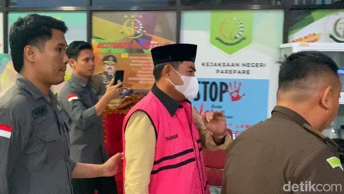 Kejari Parepare menetapkan mantan anggota DPRD HM sebagai tersangka korupsi pengadaan sapi, merugikan negara Rp 223 juta.