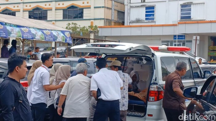 Keluarga korban dan kepolisian tengah memadati rumah sakit. (Alamudin Hamapu/detikSumut)