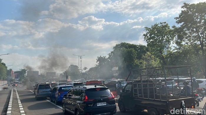 Kemacetan di Jalan AP Pettarani Makassar imbas aksi demonstrasi.