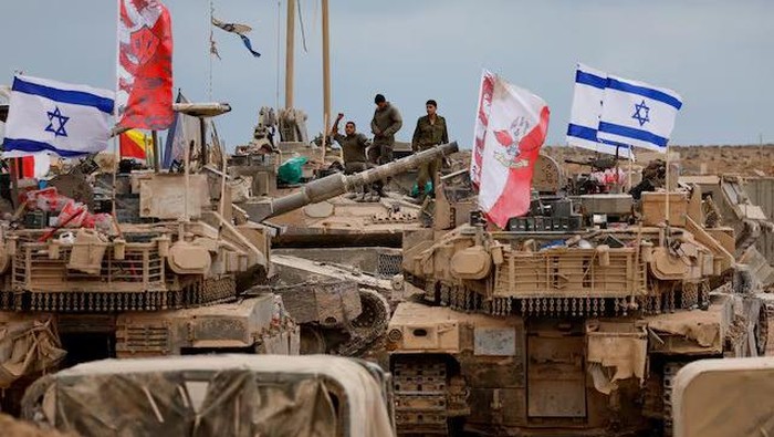 Military vehicles surround Israeli soldiers near the Israel-Gaza border, amid a ceasefire between Israel and Hamas in Gaza, in southern Israel, October 12, 2025. REUTERS/Ammar Awad Purchase Licensing Rights