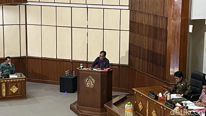 Ketua Fraksi Gerindra-PSI Gede Harja Astawa saat menyampaikan pandangan umum fraksi di Rapat Paripurna DPRD Bali, Rabu (15/10/2025).