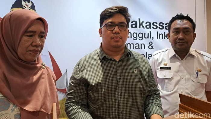 Ketua KPU Makassar Andi Muhammad Yasir Arafat (tengah) saat memberikan keterangan soal pemilihan ketua RT/RW Makassar.
