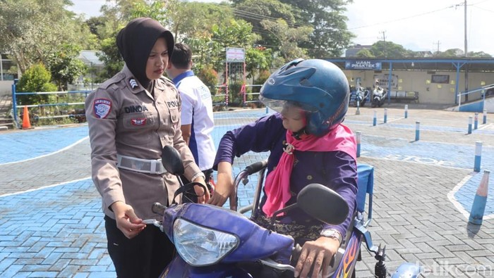 Khoiriah Urus SIM Khusus Difabel di Polres Trenggalek