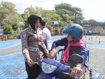 Cerita Khoiriah Urus SIM Khusus Difabel di Polres Trenggalek