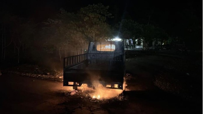 KKB menikam sopir hingga tewas di halaman Gereja Siloam Yahukimo lalu membakar mobil pikap korban.
