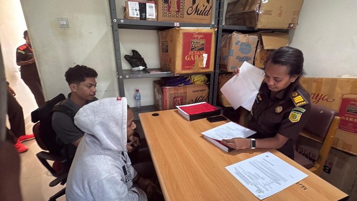 Tiga anggota kelompok kriminal bersenjata (KKB) yang terlibat pembunuhan tenaga kesehatan dan guru di Kabupaten Yahukimo, kini diserahkan ke Kejaksaan Negeri Jayawijaya, Papua Pegunungan.