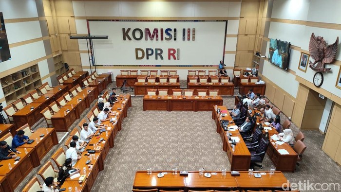 Komisi III DPR RI menggelar rapat dengar pendapat umum (RDPU) dengan Aliansi Mahasiswa Nusantara (Aman) membahas Rancangan Kitab Undang-Undang Hukum Acara Pidana (RKUHAP). (Dwi R/detikcom)