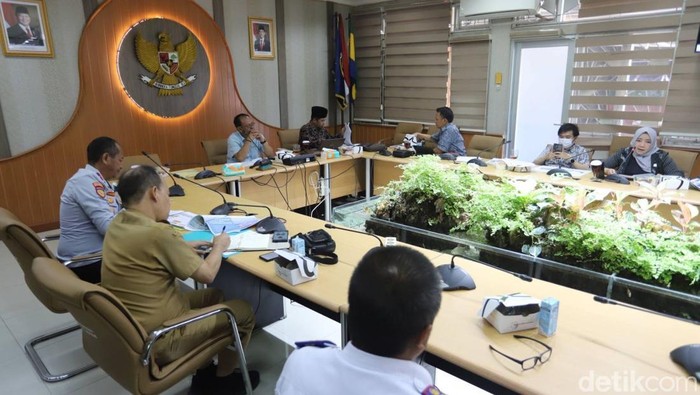 Komisi III DPRD Kota Bandung membahas masalah realiasi anggaran bersama Dinas Perhubungan (Dishub) serta Badan Perencanaan Pembangunan Riset dan Inovasi Daerah (Bapperida)