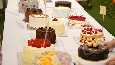 Warna-warni ratusan kue memenuhi Cake Picnic Story