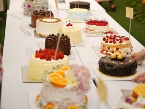 Warna-warni ratusan kue memenuhi Cake Picnic Story