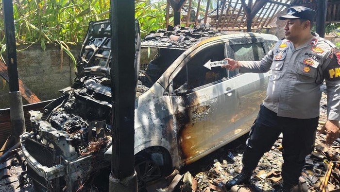 Kondisi garasi dan mobil Suzuki Ertiga warga Banjar Dinas Tengah, Desa Kerambitan, Tabanan ludes terbakar, Rabu (15/10/2025). (Istimewa)