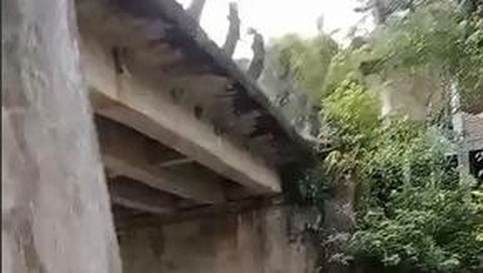 Kondisi jembatan penghubung antar kecamatan di Enrekang mengalami banyak retakan hingga ada pondasi yang miring.