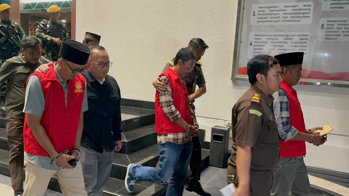 Penampakan 4 tersangka dugaan kasus korupsi BSPS Sumenep saat hendak menjalani penahanan di Kejati Jatim