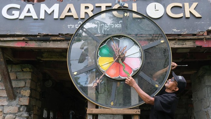 Perajin menyelesaikan pembuatan jam menara atau tower clock bertenaga gravitasi menggunakan besi bekas di Gama Art Clock, Desa Cepaka, Tabanan, Bali, Rabu (15/10/2025). Inovasi jam yang memadukan ilmu, seni, dan kearifan lokal Bali di tempat tersebut dijual seharga puluhan ribu rupiah hingga jutaan rupiah dan sudah menerima beberapa pesanan dari berbagai daerah di Indonesia serta wisatawan mancanegara di Bali. ANTARA FOTO/Nyoman Hendra Wibowo/bar
