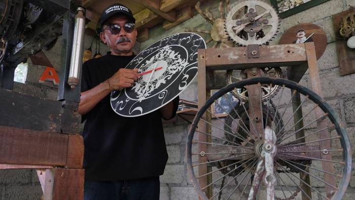Perajin menyelesaikan pembuatan jam menara atau tower clock bertenaga gravitasi menggunakan besi bekas di Gama Art Clock, Desa Cepaka, Tabanan, Bali, Rabu (15/10/2025). Inovasi jam yang memadukan ilmu, seni, dan kearifan lokal Bali di tempat tersebut dijual seharga puluhan ribu rupiah hingga jutaan rupiah dan sudah menerima beberapa pesanan dari berbagai daerah di Indonesia serta wisatawan mancanegara di Bali. ANTARA FOTO/Nyoman Hendra Wibowo/bar