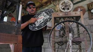 Kreatif! Perajin Bali Olah Besi Bekas Jadi Jam Menara Bernilai Seni Tinggi