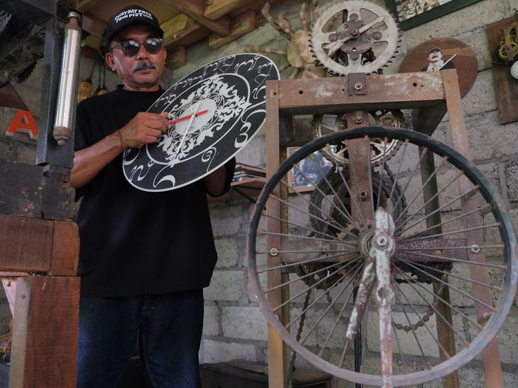 Kreatif! Perajin Bali Olah Besi Bekas Jadi Jam Menara Bernilai Seni Tinggi