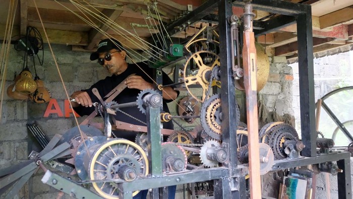 Kreatif! Perajin Bali Olah Besi Bekas Jadi Jam Menara Bernilai Seni Tinggi Perajin menyelesaikan pembuatan jam menara atau tower clock bertenaga gravitasi menggunakan besi bekas di Gama Art Clock, Desa Cepaka, Tabanan, Bali, Rabu (15/10/2025). Inovasi jam yang memadukan ilmu, seni, dan kearifan lokal Bali di tempat tersebut dijual seharga puluhan ribu rupiah hingga jutaan rupiah dan sudah menerima beberapa pesanan dari berbagai daerah di Indonesia serta wisatawan mancanegara di Bali. ANTARA FOTO/Nyoman Hendra Wibowo/bar