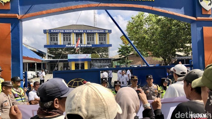 Massa mengeruduk Kantor KSOP Palmbang karena sering terjadinya insiden kapal batu bara tabrak Jembatan Ampera