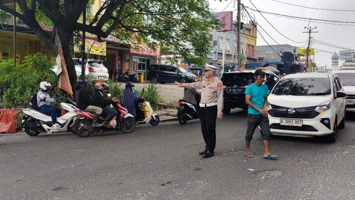 Lalin di Serua Tangsel Macet Imbas Penutupan Akses Jalan Merpati