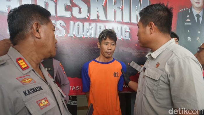 Mahendra Saputra (42) saat dihadirkan di Polres Jombang