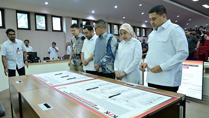 Penandatanganan pakta integritas bebas korupsi Pemkot dan DPRD Makassar di Aula Sipakatau Balai Kota Makassar, Rabu (15/10/2025).