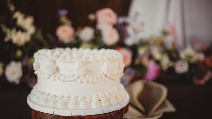 Tak Sekadar Seremoni, Ini 4 Makna Tabur Gula di Kue Pernikahan