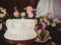 Tak Sekadar Seremoni, Ini 4 Makna Tabur Gula di Kue Pernikahan