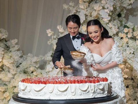 Tak Sekadar Seremoni, Ini 4 Makna Tabur Gula di Kue Pernikahan