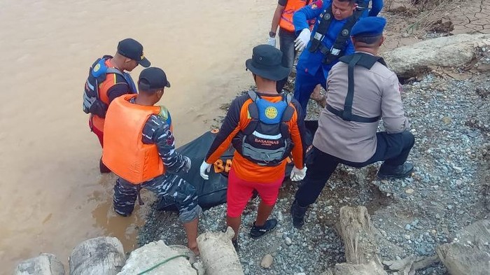 Tim SAR gabungan mengevakuasi penemuan mayat tanpa identitas di Sungai Batanghari, Jambi