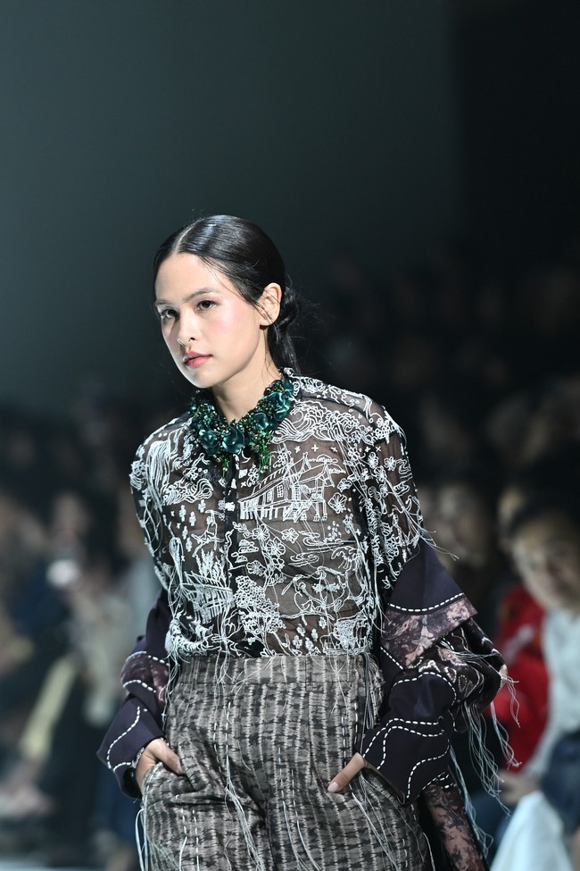 Sebagai pelengkap, Mel mempersembahkan tas anyaman purun danau, tanaman khas lahan gambut Tanah Laut, yang dikreasikan ulang menjadi aksesori bertekstur alami namun berjiwa urban. (Foto: Dok. Plaza Indonesia)