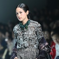 Sebagai pelengkap, Mel mempersembahkan tas anyaman purun danau, tanaman khas lahan gambut Tanah Laut, yang dikreasikan ulang menjadi aksesori bertekstur alami namun berjiwa urban. (Foto: Dok. Plaza Indonesia)