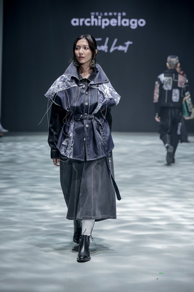 “Bahasanya akrab, budayanya hangat. Rasanya seperti pulang,” ujar Mel usai peragaan. Bagi Mel, Tanah Laut bukan sekadar sumber inspirasi visual, melainkan ruang untuk memahami bagaimana keindahan dan keteguhan bisa hidup berdampingan. (Foto: Dok. Plaza Indonesia)