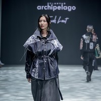 “Bahasanya akrab, budayanya hangat. Rasanya seperti pulang,” ujar Mel usai peragaan. Bagi Mel, Tanah Laut bukan sekadar sumber inspirasi visual, melainkan ruang untuk memahami bagaimana keindahan dan keteguhan bisa hidup berdampingan. (Foto: Dok. Plaza Indonesia)