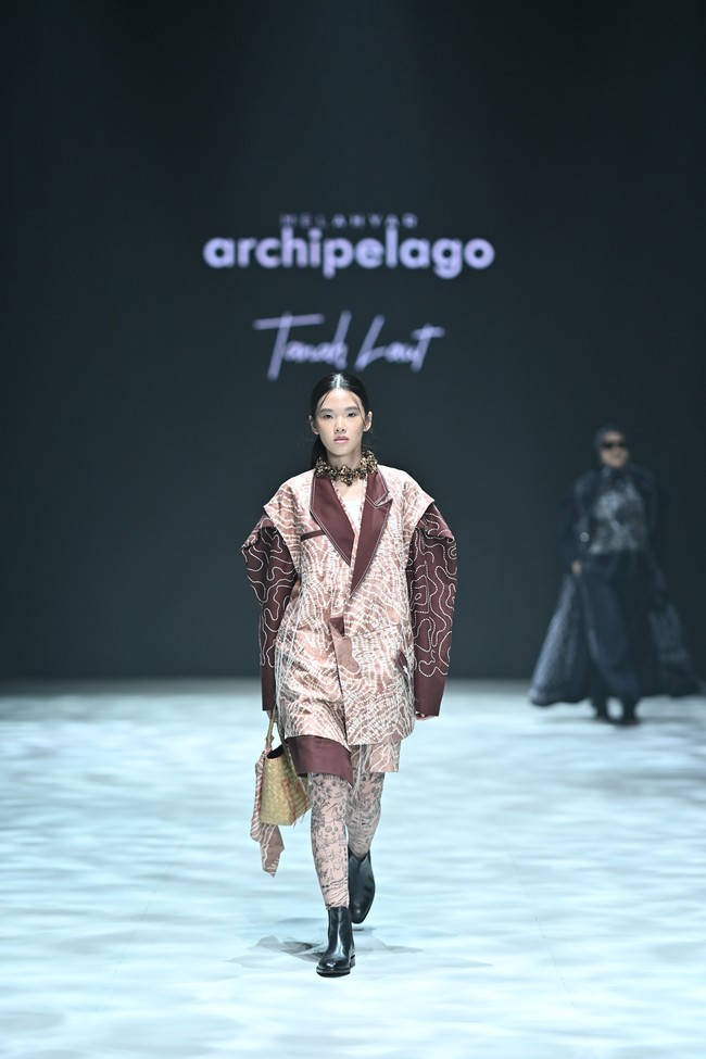 koleksi ini bagai tutur visual tentang pesona dan daya hidup desa Tanah Laut. Terdiri dari 27 tampilan menswear, dengan 10 di antaranya diperagakan oleh perempuan, koleksi ini memadukan ketegasan tailoring modern dengan kelembutan estetika tradisi. (Foto: Dok. Plaza Indonesia)