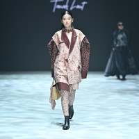 koleksi ini bagai tutur visual tentang pesona dan daya hidup desa Tanah Laut. Terdiri dari 27 tampilan menswear, dengan 10 di antaranya diperagakan oleh perempuan, koleksi ini memadukan ketegasan tailoring modern dengan kelembutan estetika tradisi. (Foto: Dok. Plaza Indonesia)